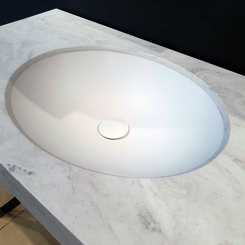 Umywalka łazienkowa owalna zintegrowana z blatem 98x50x10cm (solid surface)