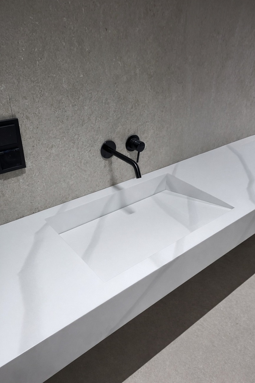 Łazienka, która uspokaja: Calacatta Luna + monolit i dwie zintegrowane misy