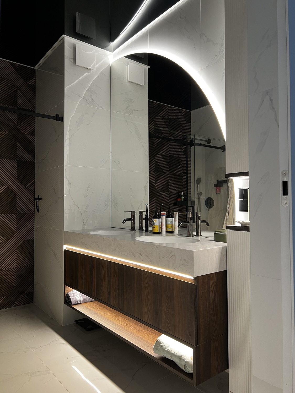 Corian Limestone Prima + białe umywalki – przepis na łazienkę premium