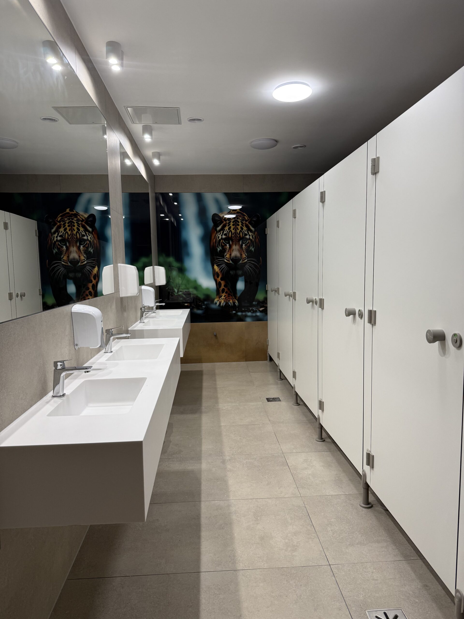 Blaty z umywalkami w Zespole Szkół – trwałość i higiena na najwyższym poziomie