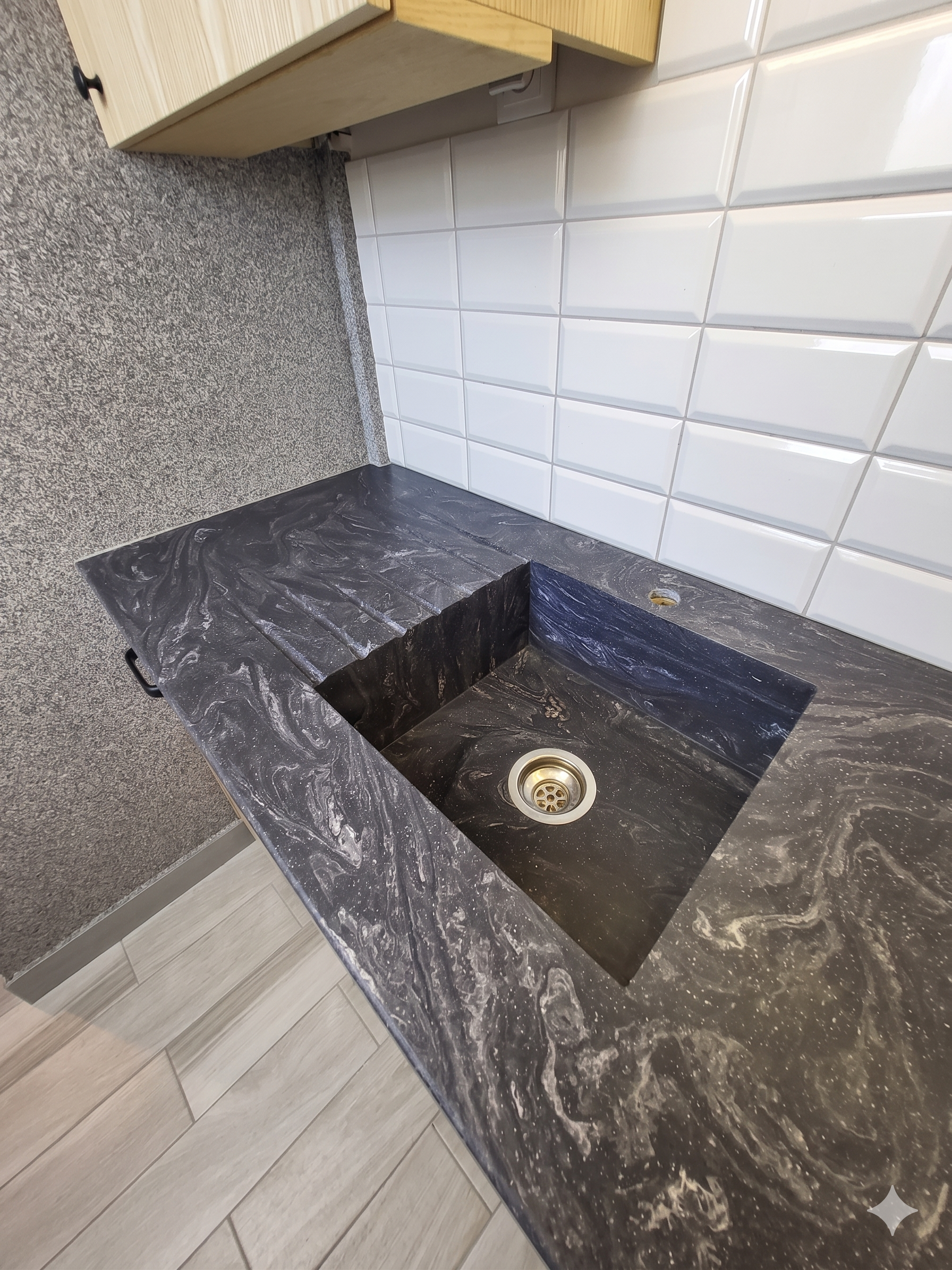 Monolit z kosmiczną energią – Corian® Cosmos Prima w nowoczesnej kuchni