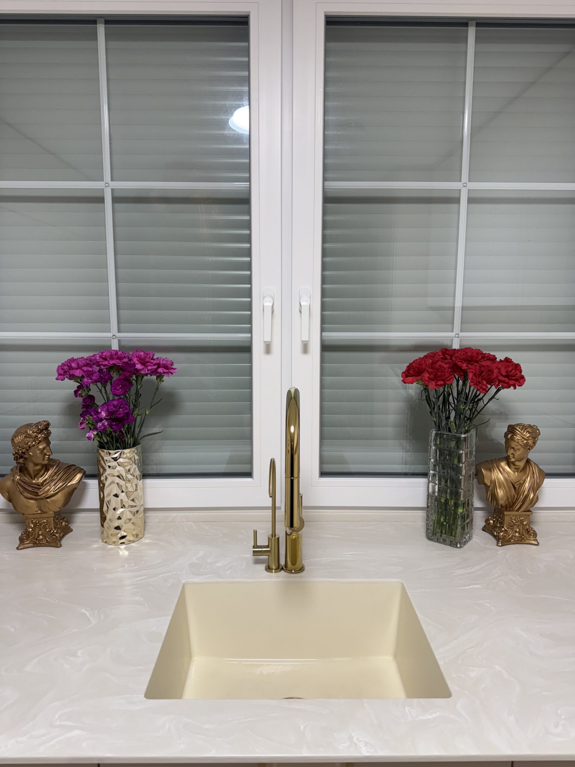 Blat kuchenny w kształcie L z Corian Nimbus Prima z bezspoinowym łączeniem i zintegrowanym zlewem French Vanilla