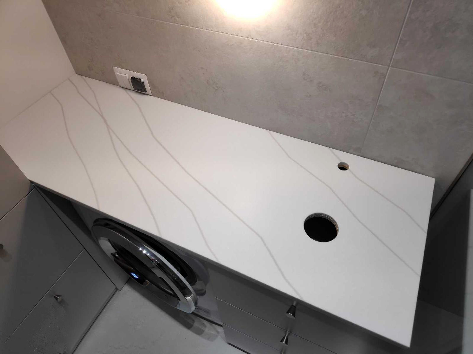 Aurora Calacatta Fiore w apartamencie: detal, który ustawia całą przestrzeń