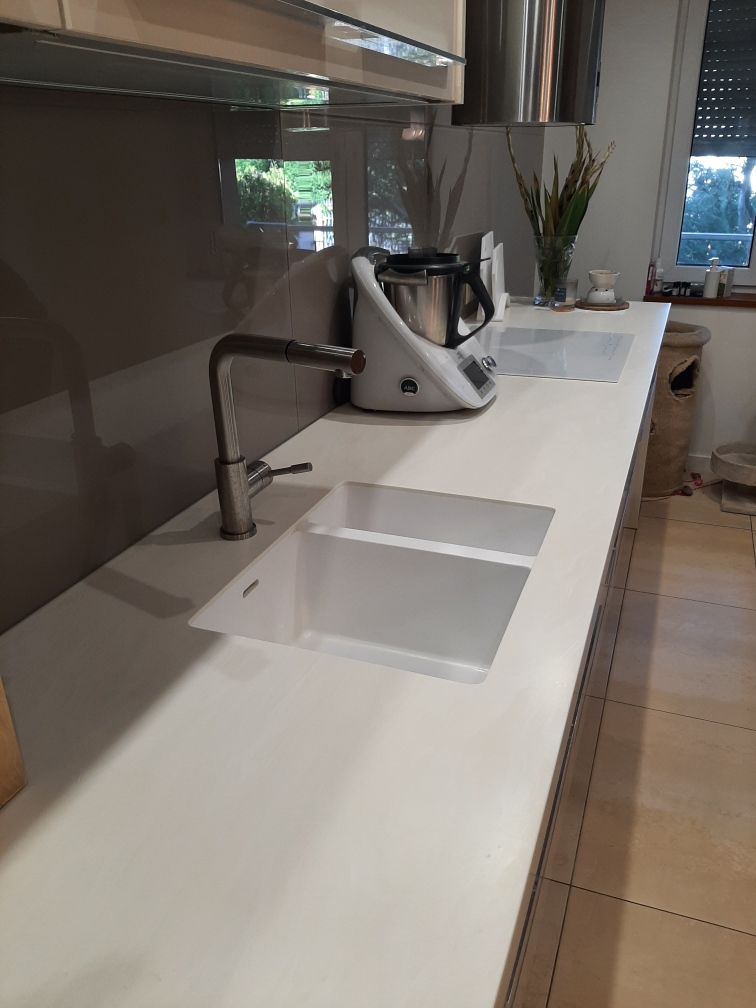 Szybki lifting kuchni bez remontu – nakładka na blat Grandex M711 Sparkling White