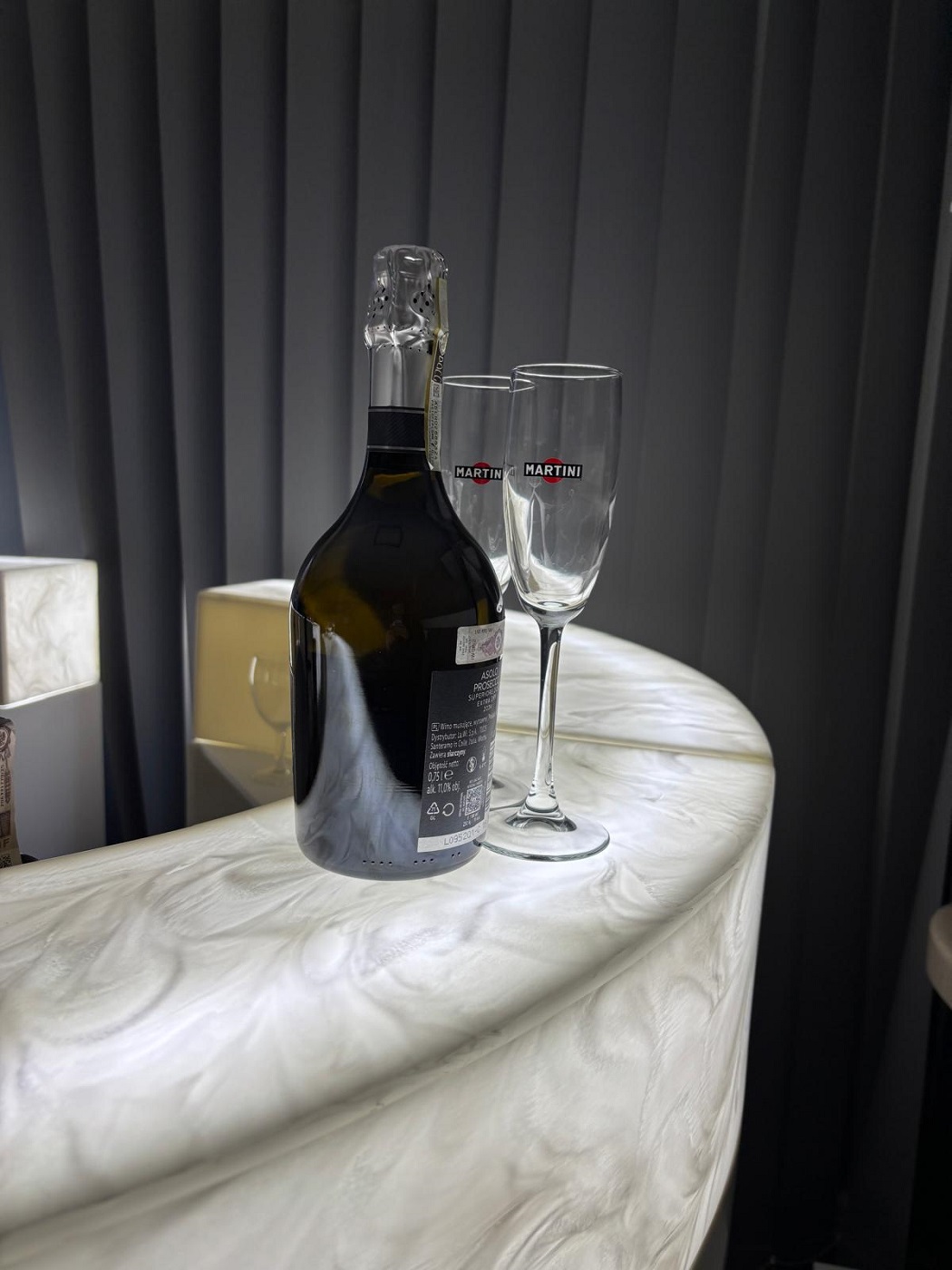 Szampański klimat zamknięty w formie – lada z solid surface i Hi-Macs Pavia