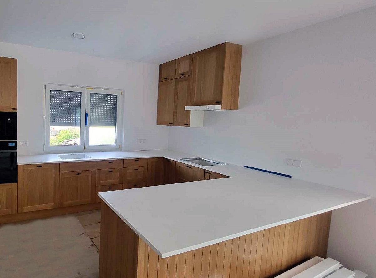 Blat kuchenny w kształcie litery U z matowego solid surface — nowoczesny minimalizm w praktyce