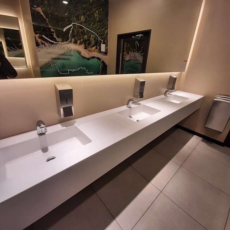 Blaty solid surface w przestrzeniach komercyjnych – dlaczego sprawdzają się tak dobrze?