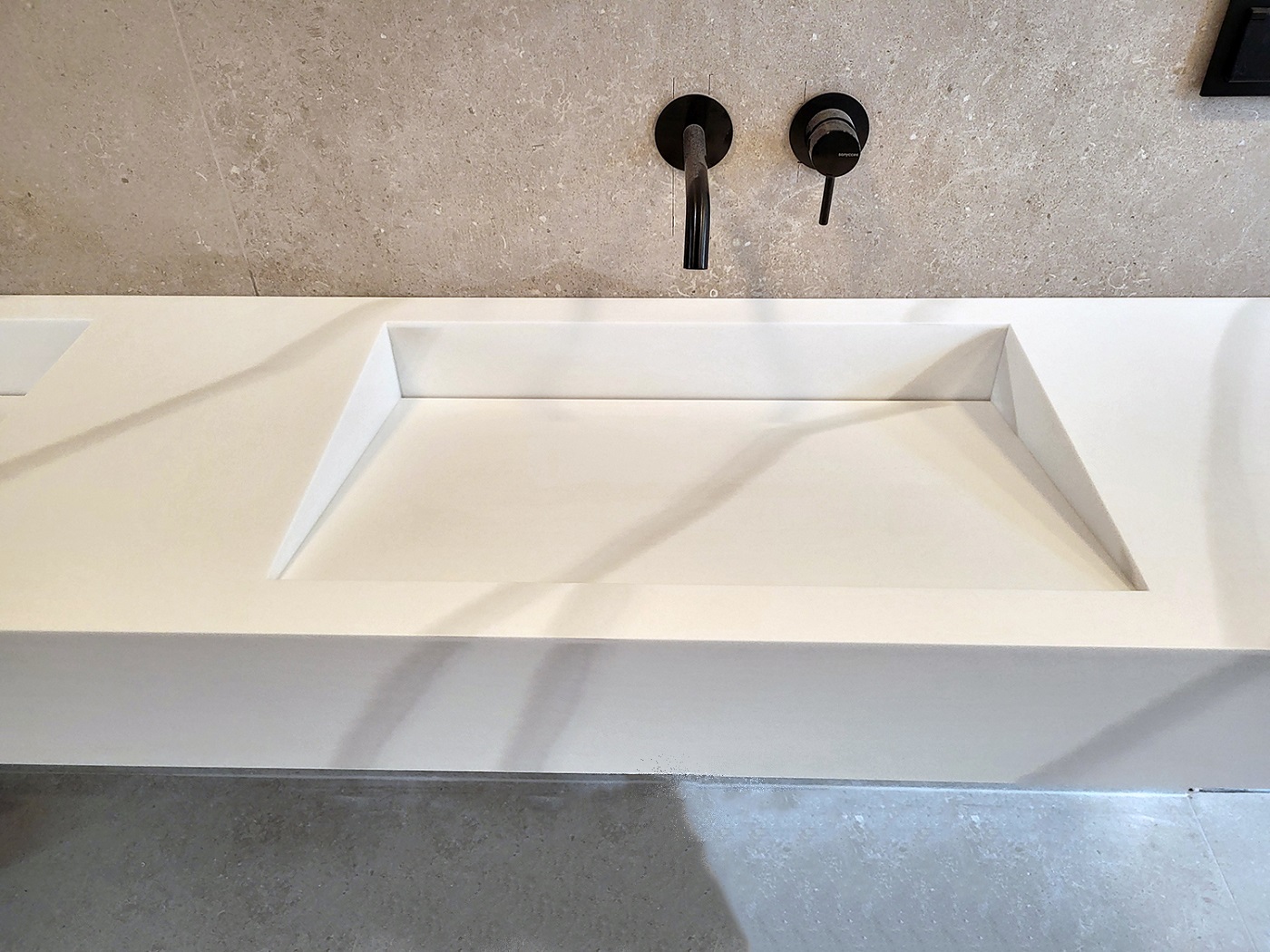 Wiszący monolit w Calacatta Luna: Chiara z tylnym odpływem liniowym