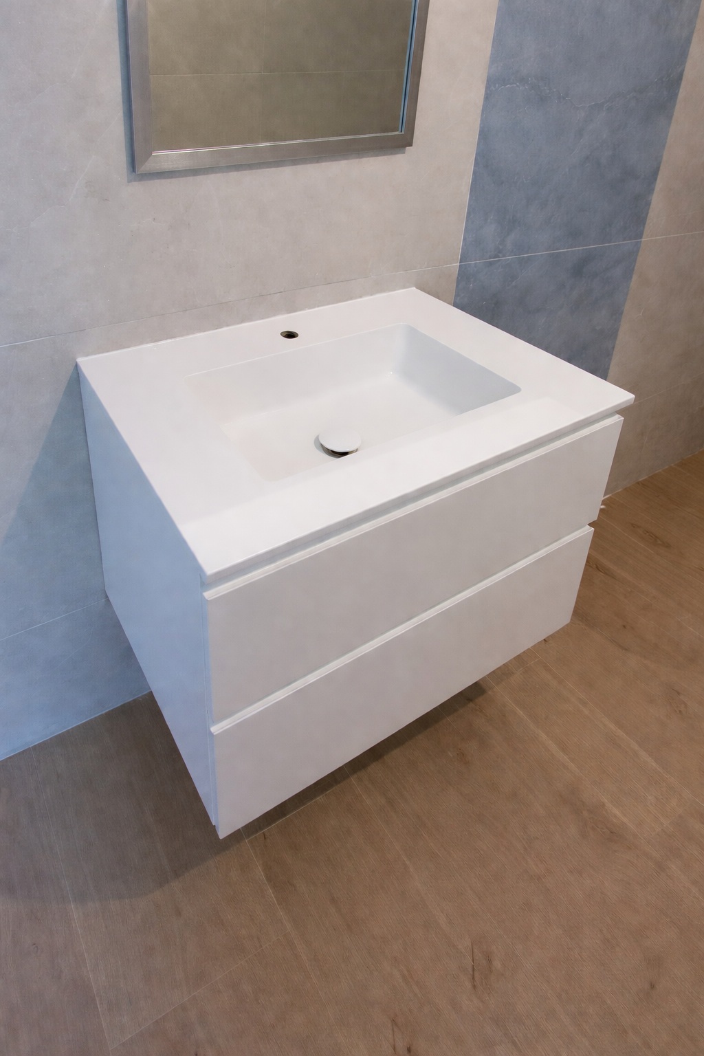 W łazience premium mniej naprawdę znaczy więcej – ale tylko wtedy, gdy „mniej” oznacza perfekcyjny detal.