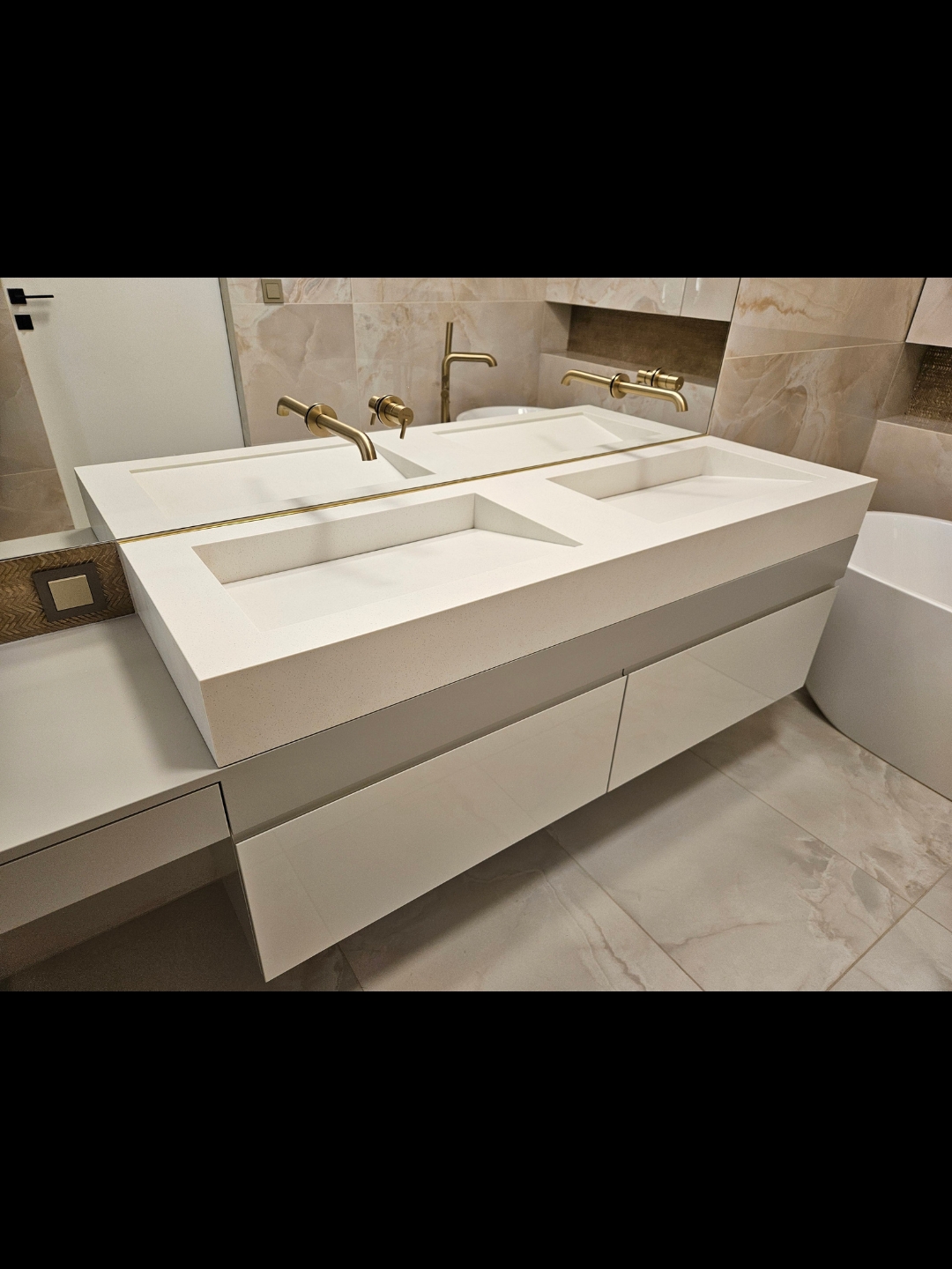 Blat łazienkowy z zintegrowanymi umywalkami, wykonany z materiału solid surface Grandex D315 Spacemen Food.